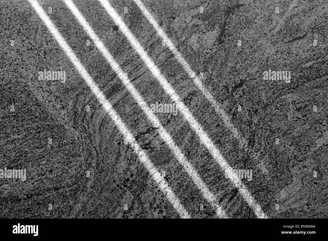 Quatre voies de lumière sur un mur de marbre. Sunbeam dans le mur de marbre. Abstraite noir et blanc texture background Banque D'Images