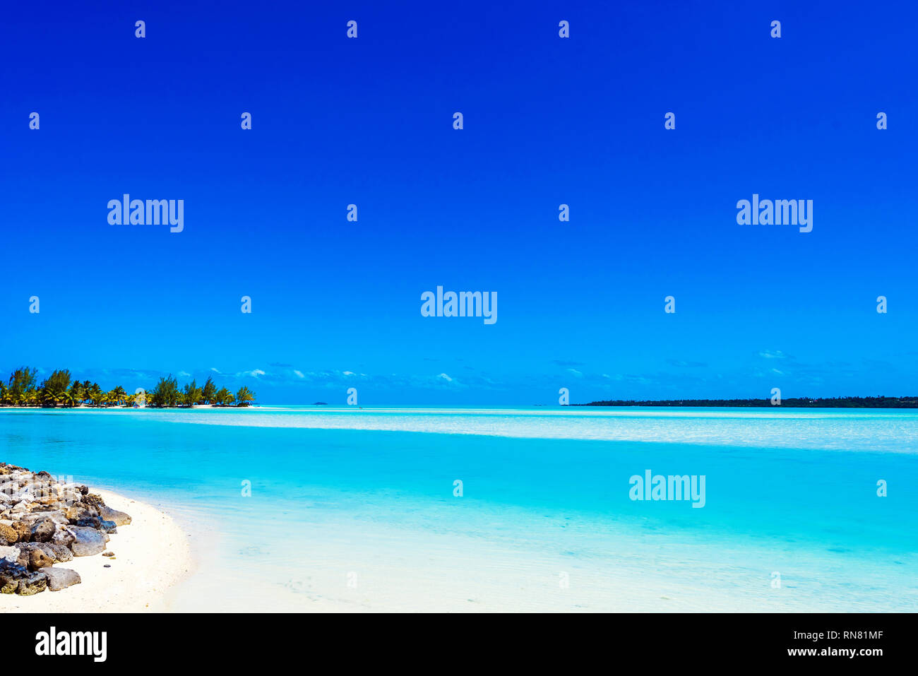 Vue sur la plage de sable, l'île de Aitutaki, Îles Cook, Pacifique Sud. L'espace de copie pour le texte Banque D'Images