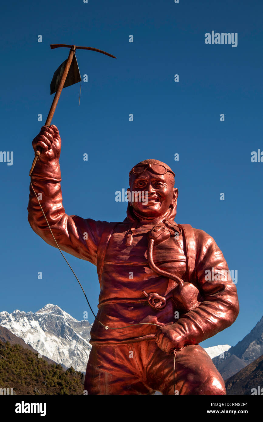 Le Népal, Namche Bazar, le parc national de Sagarmatha, Centre des visiteurs, le sherpa Tenzing Norgay memorial statue avec le Mont Everest derrière Banque D'Images