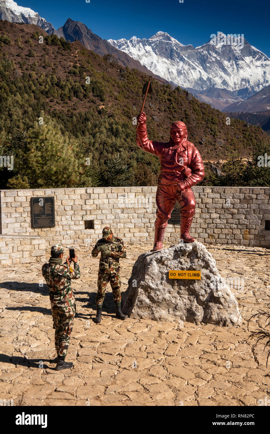 Le Népal, Namche Bazar, les soldats de l'armée népalaise en tenant la photo souvenir à Sherpa Tenzing Norgay memorial statue avec le Mont Everest derrière Banque D'Images