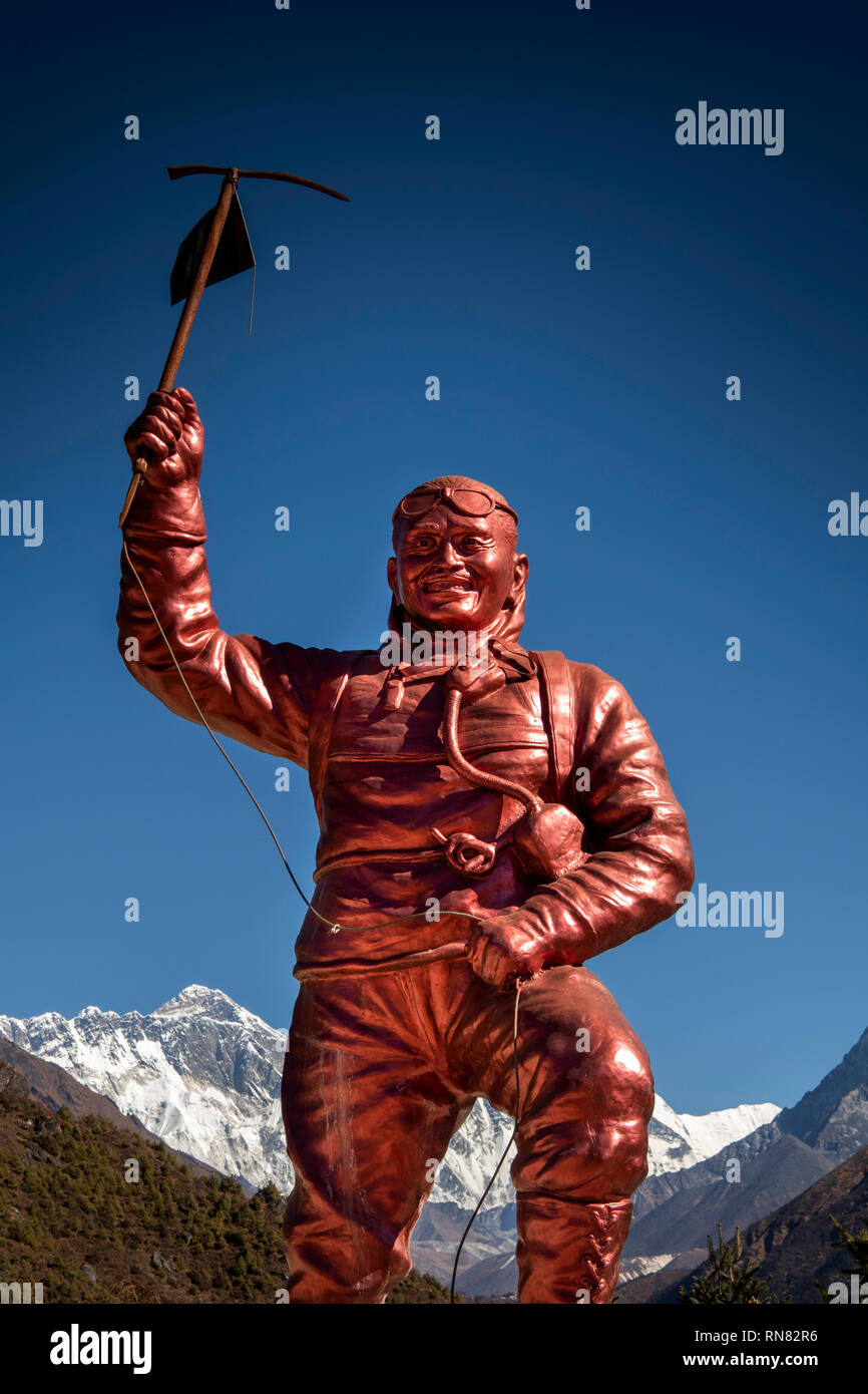Le Népal, Namche Bazar, le parc national de Sagarmatha, Centre des visiteurs, le sherpa Tenzing Norgay memorial statue avec le Mont Everest derrière Banque D'Images