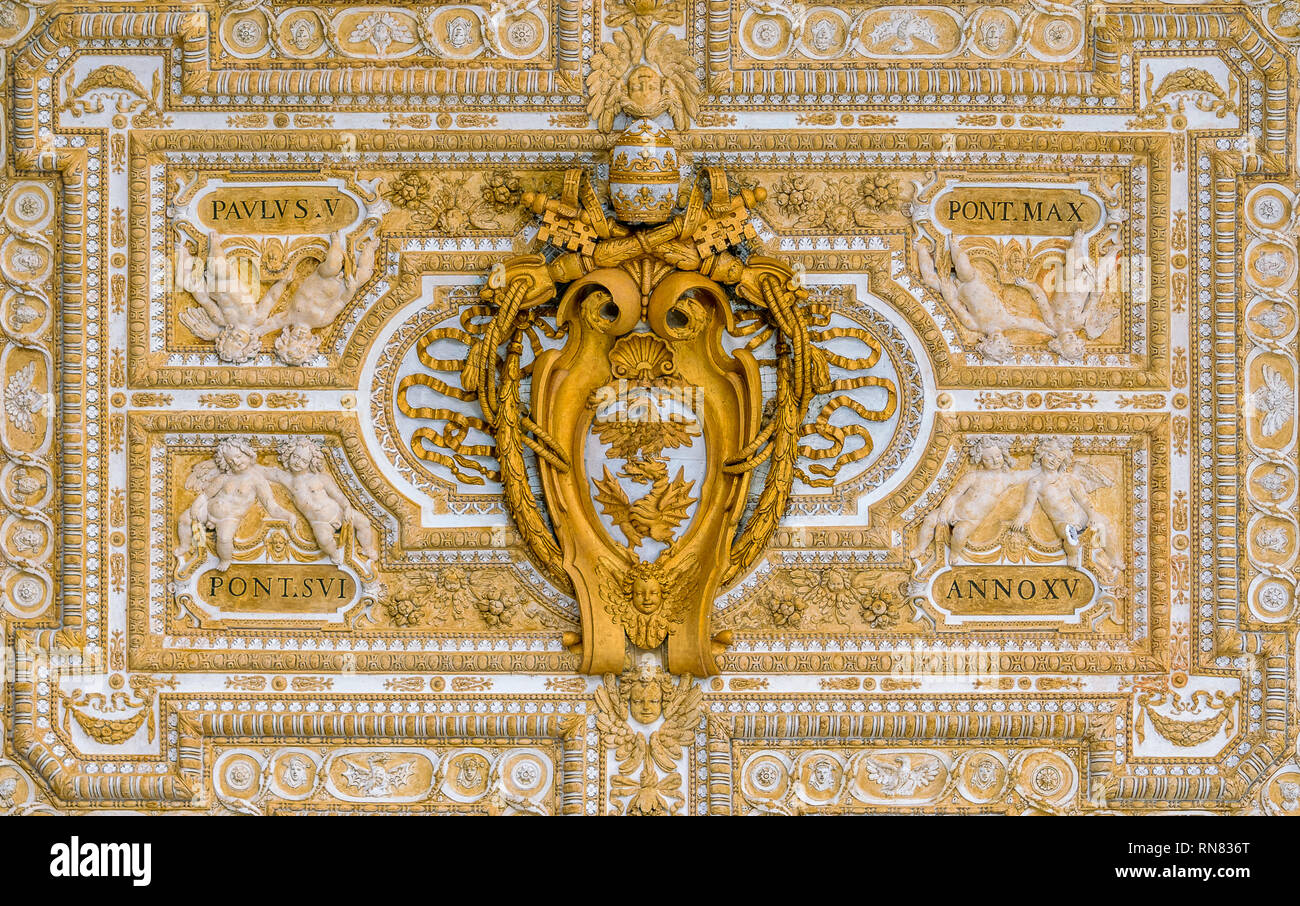 Paulus V armoiries dans le plafond du portique dans la Basilique Saint-Pierre à Rome, Italie. Banque D'Images