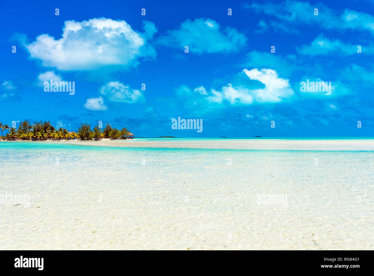 Vue sur la plage de sable, l'île de Aitutaki, Îles Cook, Pacifique Sud. L'espace de copie pour le texte Banque D'Images