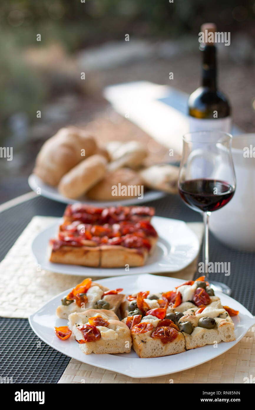 Dîner avec vin rouge italien, pizza et pain à l'extérieur. Locations Banque D'Images