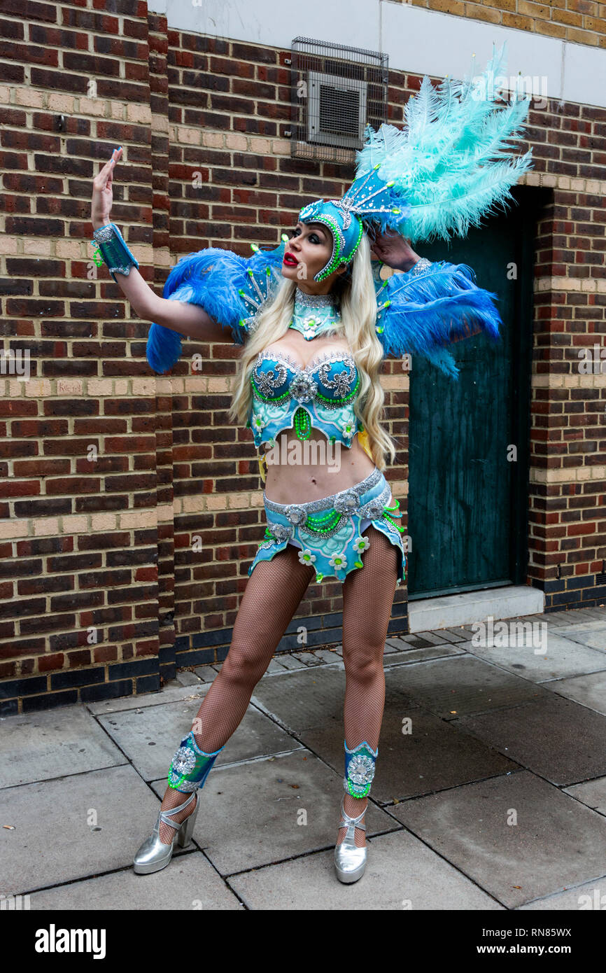 L'école de samba Paraiso défilant au carnaval de Notting Hill, Londres, Angleterre, Royaume-Uni Banque D'Images