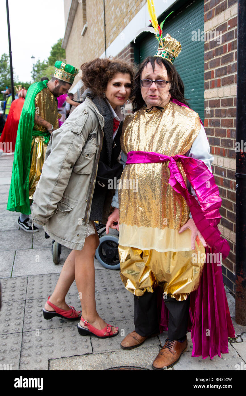 L'école de samba Paraiso, danseur ayant une déficience, le carnaval de Notting Hill, Londres, Angleterre, Royaume-Uni Banque D'Images