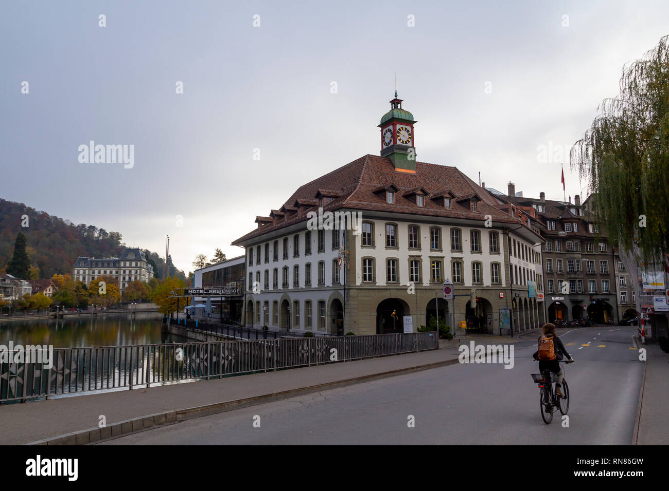 Vue sur la ville de Thoune, avec de vieilles maisons historiques et à côté d'Aar Banque D'Images