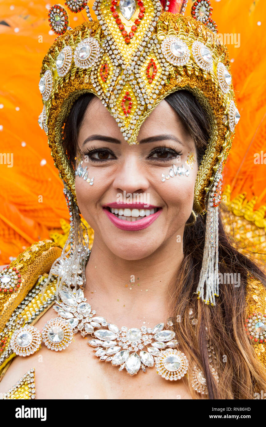 L'école de samba Paraiso défilant au carnaval de Notting Hill, Londres, Angleterre, Royaume-Uni Banque D'Images
