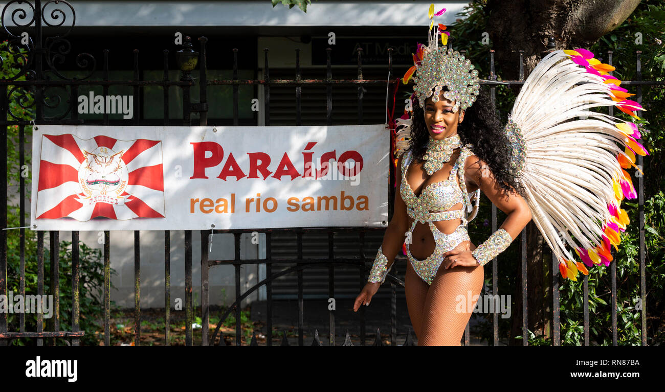 L'école de samba Paraiso défilant au carnaval de Notting Hill, Londres, Angleterre, Royaume-Uni Banque D'Images