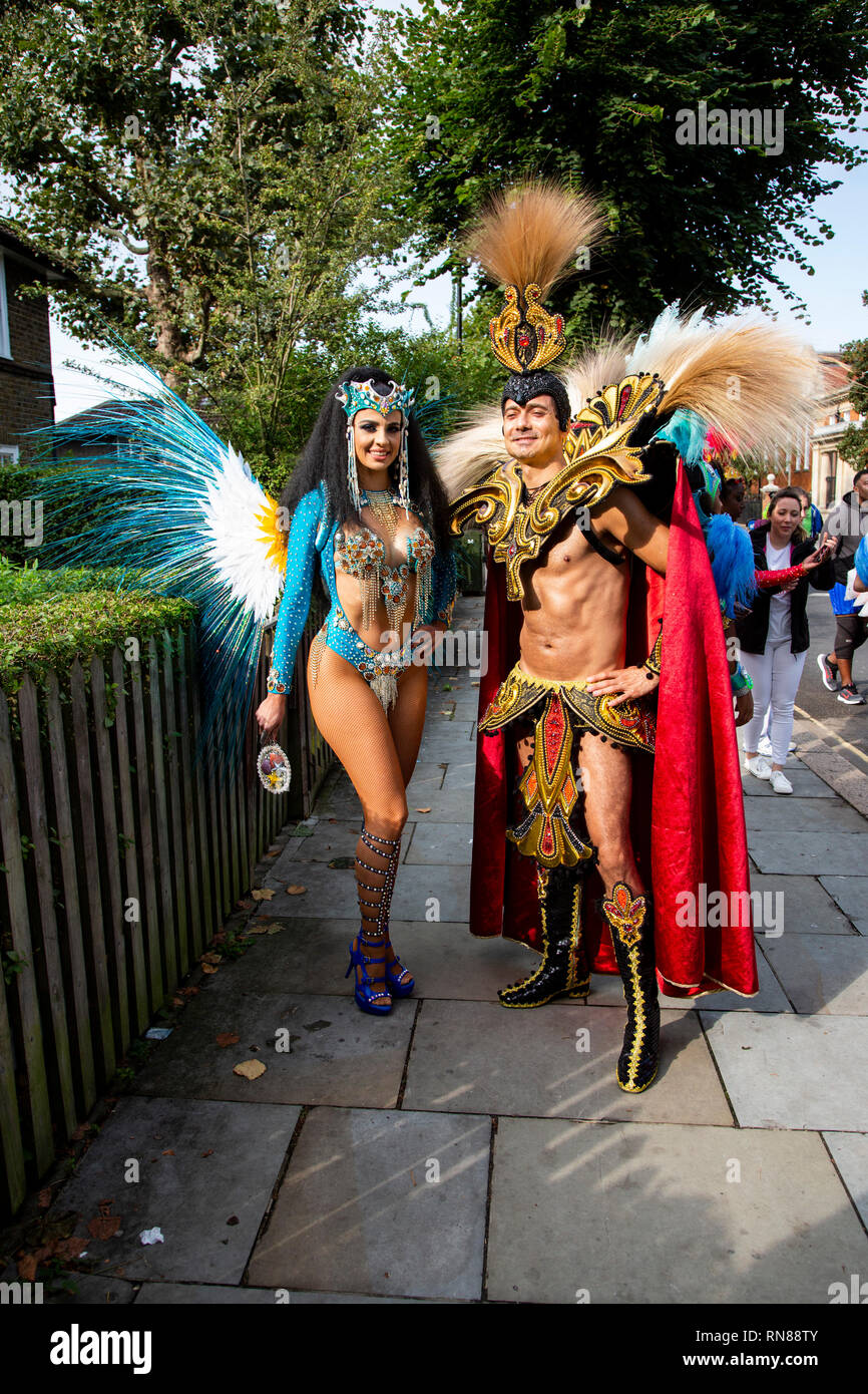 L'école de samba Paraiso défilant au carnaval de Notting Hill, Londres, Angleterre, Royaume-Uni Banque D'Images