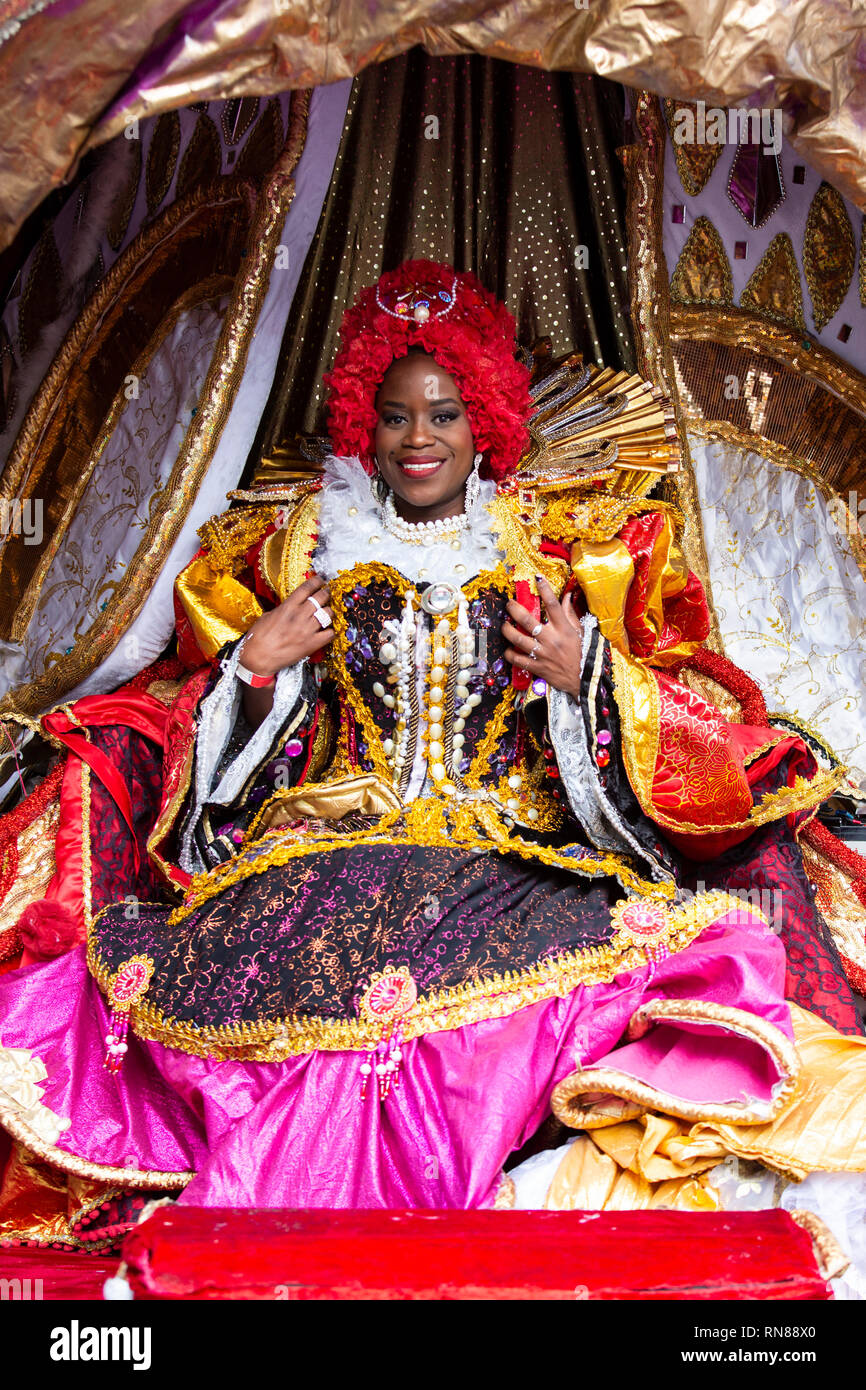 L'école de samba Paraiso défilant au carnaval de Notting Hill, Londres, Angleterre, Royaume-Uni Banque D'Images