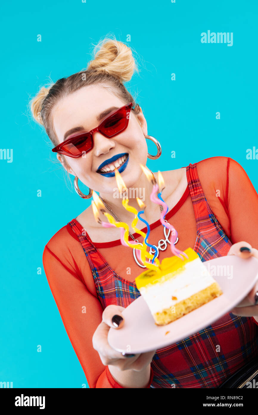 Femme Blonde Avec Un Gateau D Anniversaire De Maquillage Photo Stock Alamy