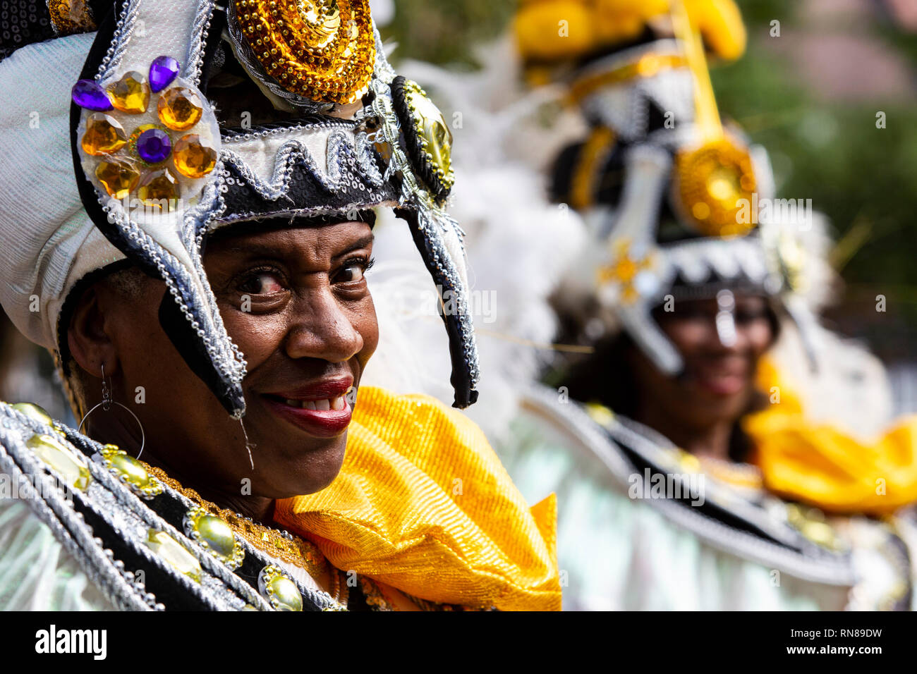 L'école de samba Paraiso défilant au carnaval de Notting Hill, Londres, Angleterre, Royaume-Uni Banque D'Images