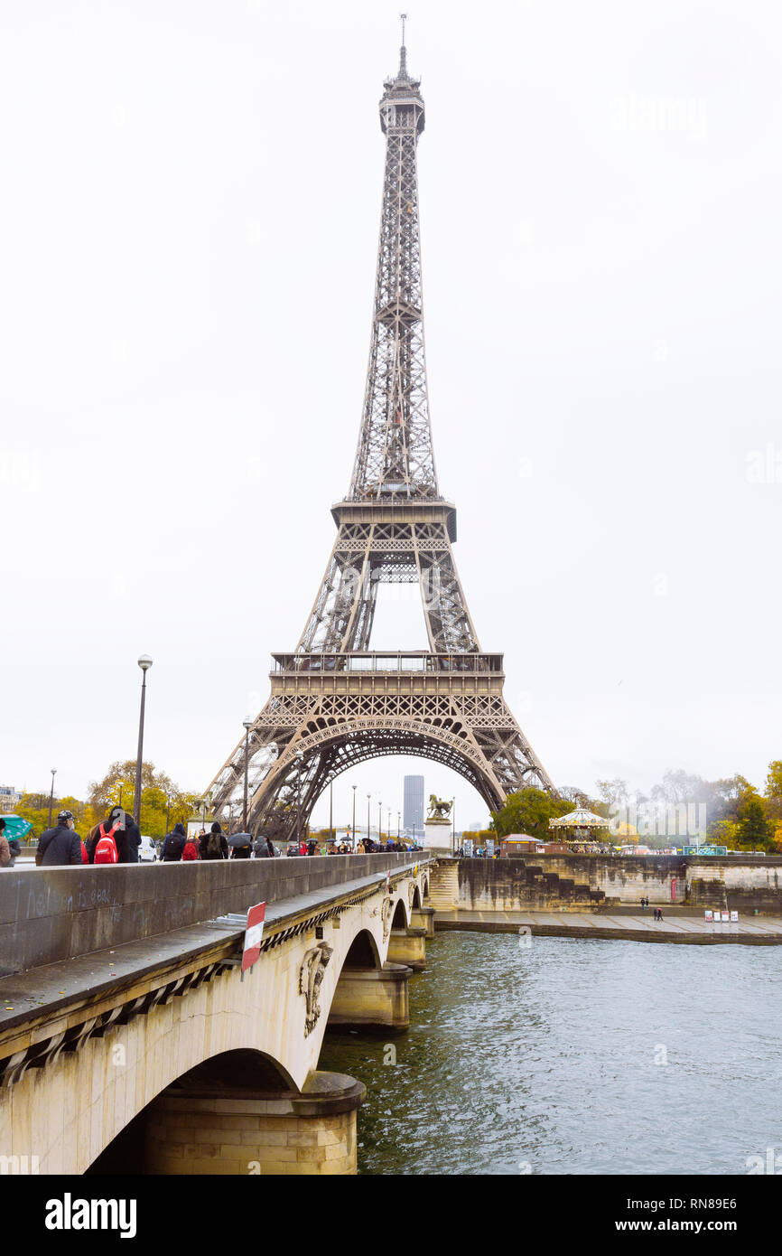 PARIS, FRANCE - 11 novembre 2018 - Iéna pont sur la Seine Liens Tour Eiffel au district de Trocadéro sur la rive droite Banque D'Images