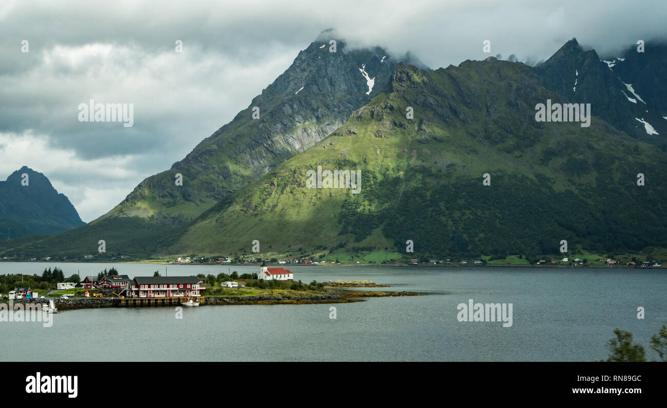 Îles Lofoten paysage avec village côtier et les montagnes avec des nuages en paysage spectaculaire. Banque D'Images