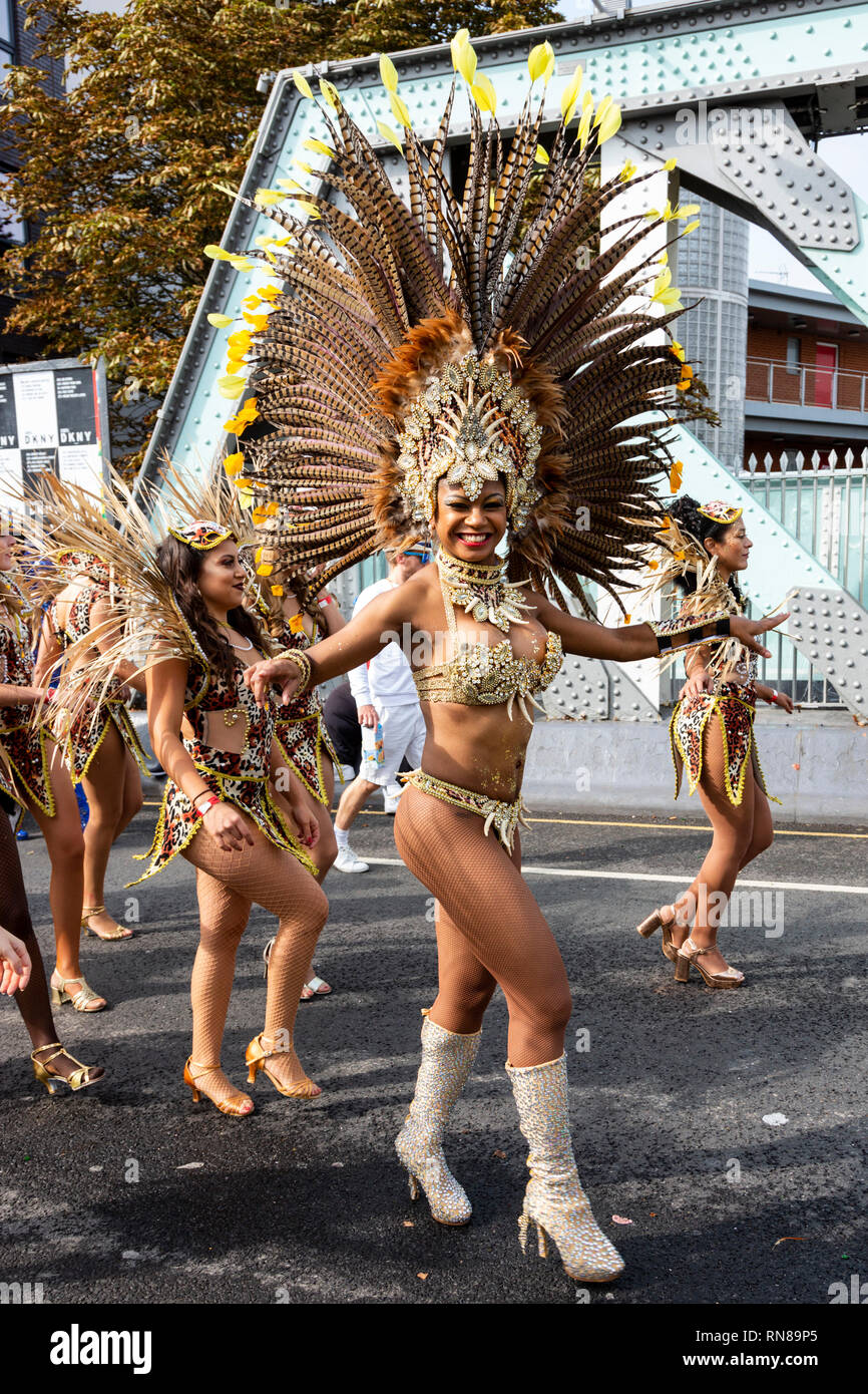 L'école de samba Paraiso défilant au carnaval de Notting Hill, Londres, Angleterre, Royaume-Uni Banque D'Images