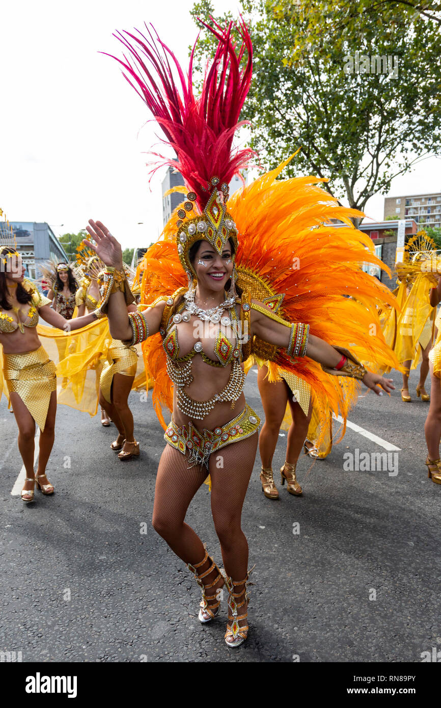 L'école de samba Paraiso défilant au carnaval de Notting Hill, Londres, Angleterre, Royaume-Uni Banque D'Images