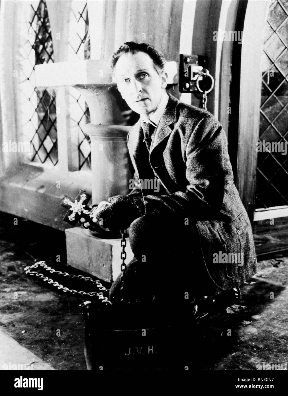 PETER CUSHING, LE Satanic Rites of Dracula, 1973 Banque D'Images