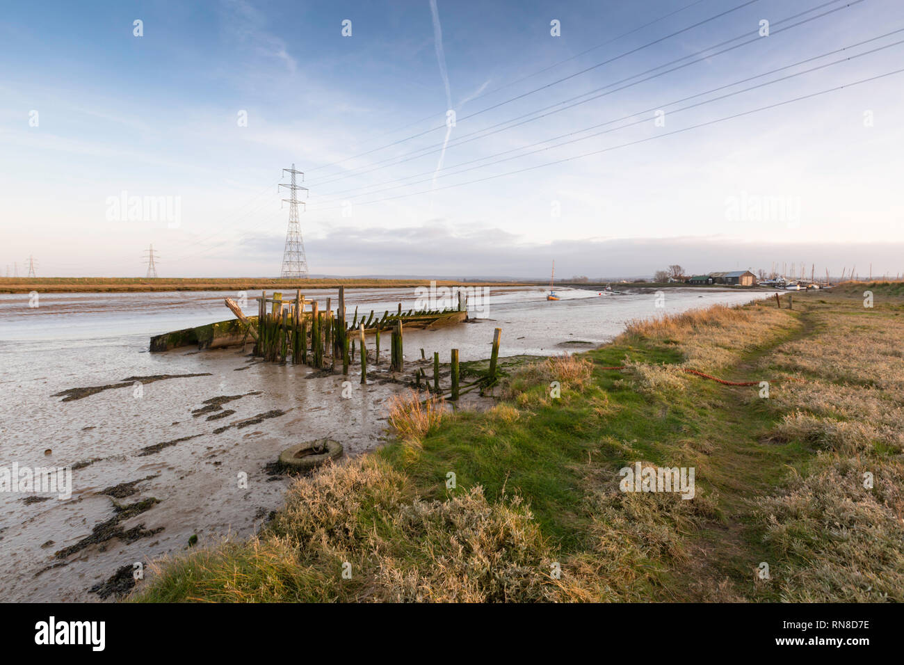 Fin février après-midi à Oare Kent où les ruisseaux Faversham et Oare se rencontrent. Un vieux naufrage est en premier plan et Hollowshore en arrière-plan. Banque D'Images