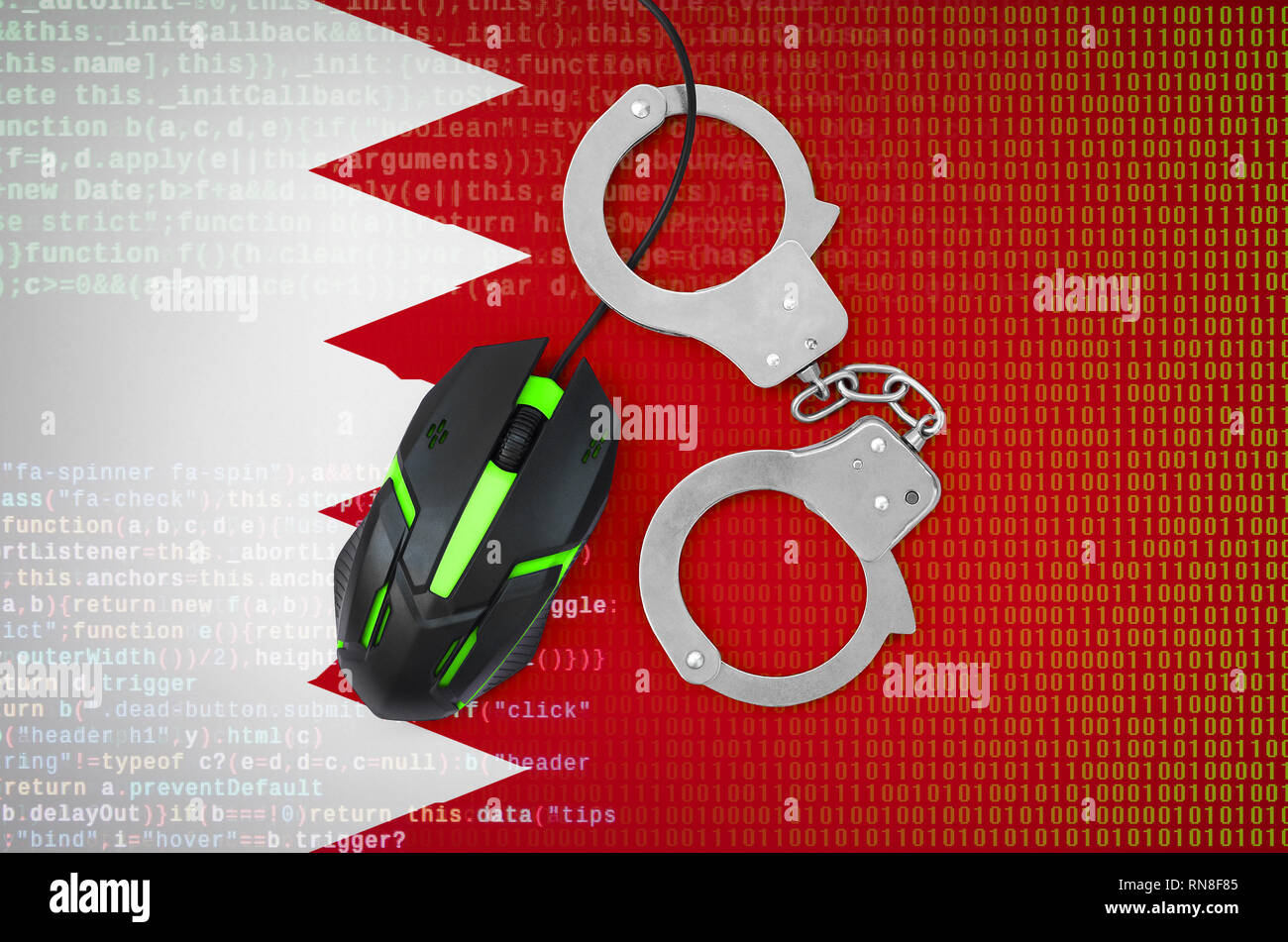 Drapeau de Bahreïn et menotté rétroéclairé moderne souris d'ordinateur. Concept créatif de lutte contre la criminalité informatique, les pirates et la piraterie Banque D'Images