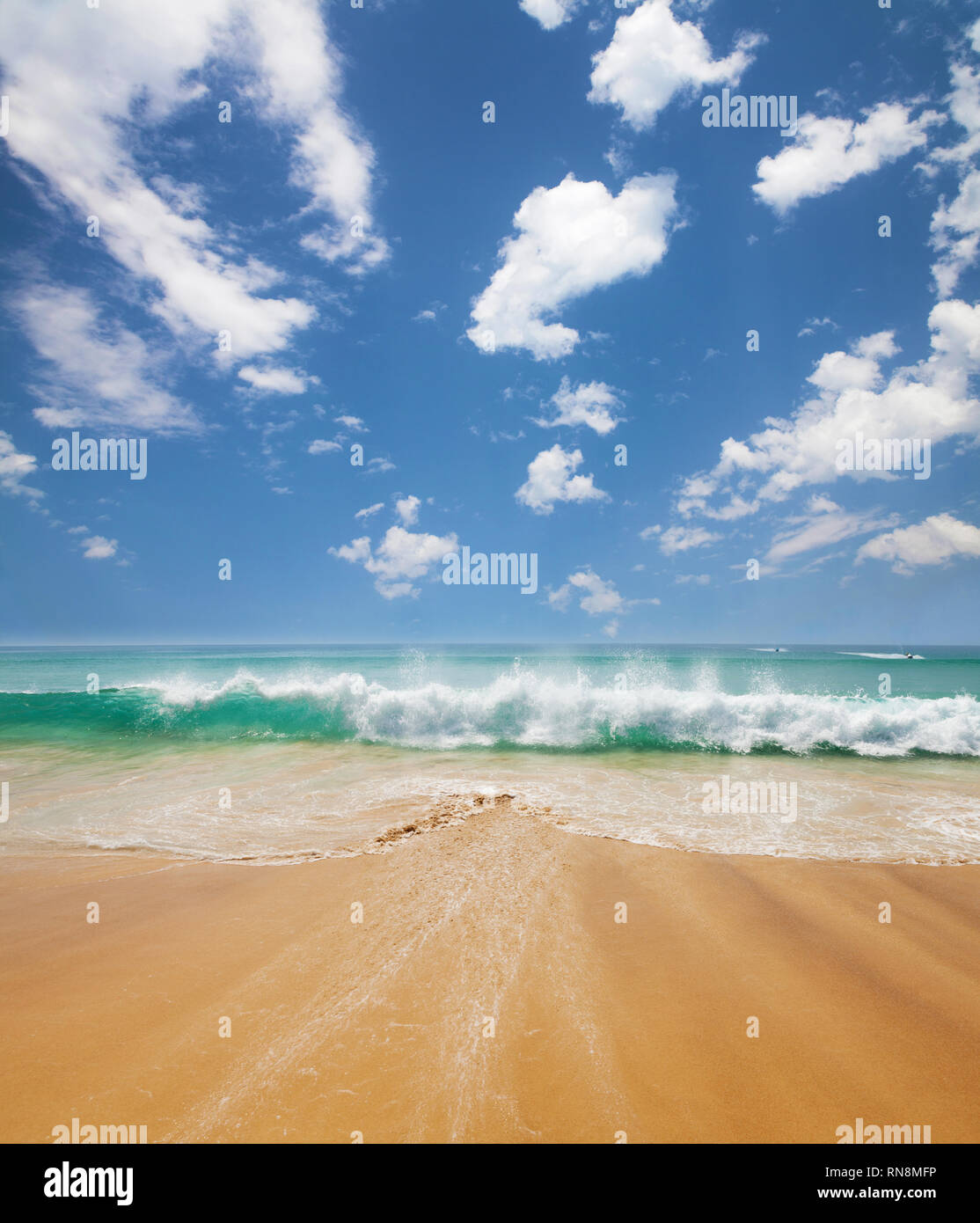 Plage de sable d'été tropical, les vagues de la mer et ciel bleu avec ...
