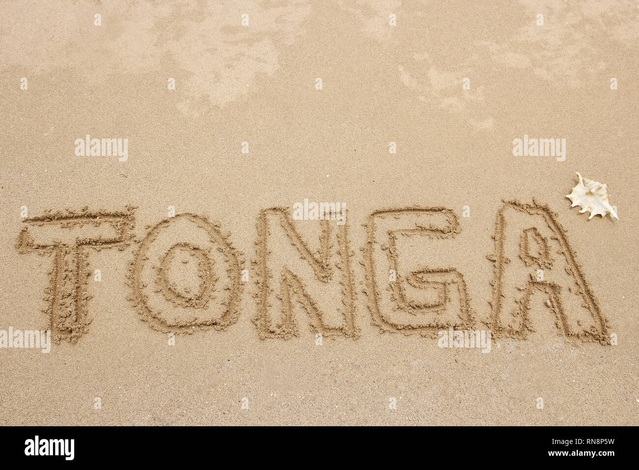Mot "Tonga" écrit dans un sable - travel concept Banque D'Images