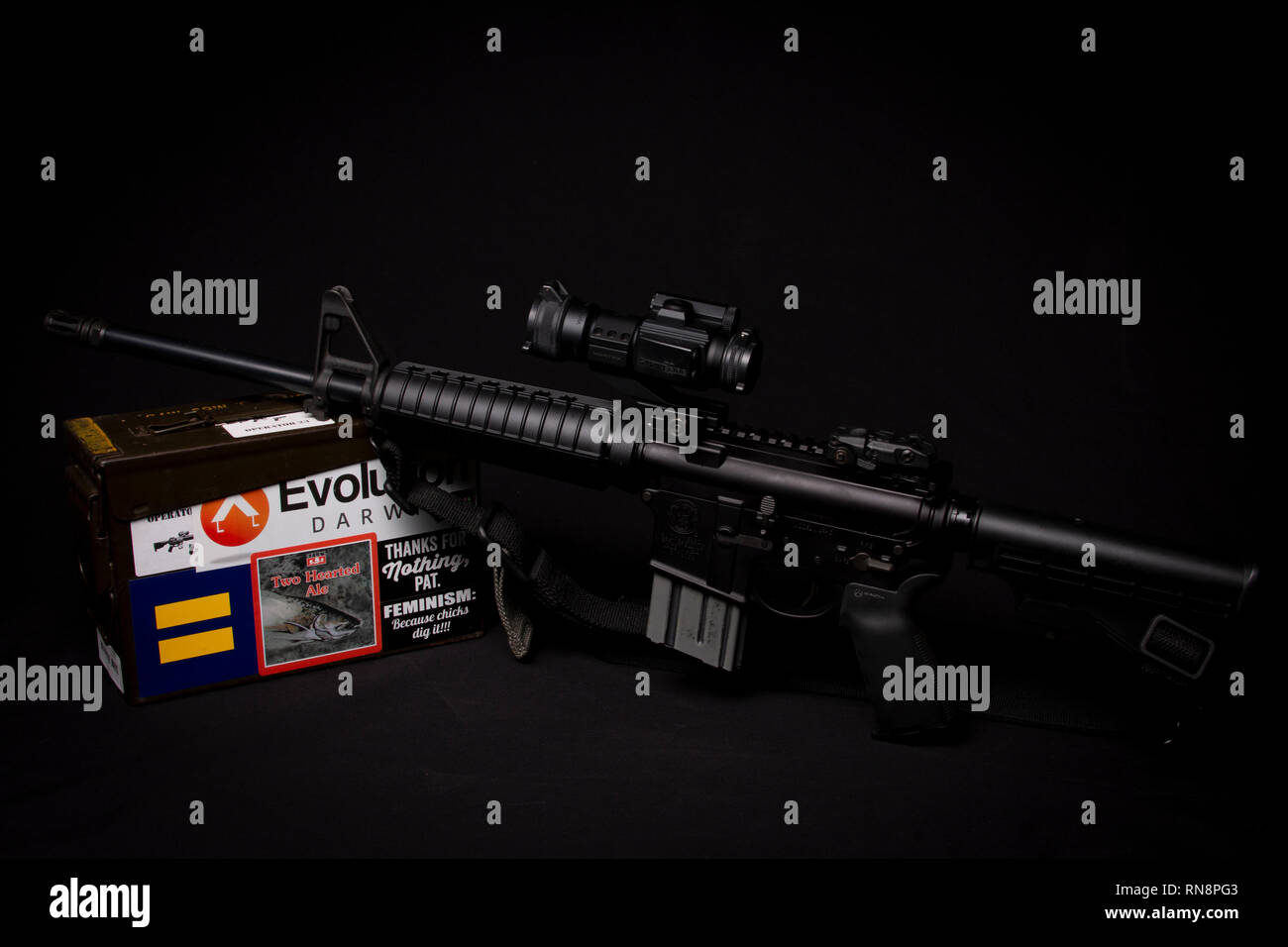 AR15 avec des munitions peut Banque D'Images