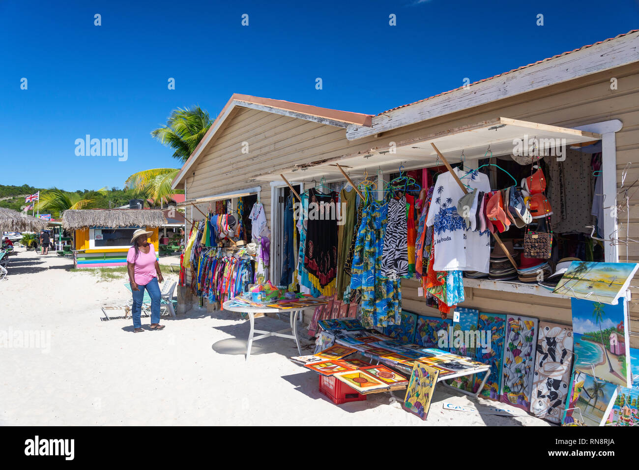 Vêtements de plage sur décrochage Dickenson Bay Beach, Antigua, Antigua et Barbuda, Lesser Antilles, Caribbean Banque D'Images