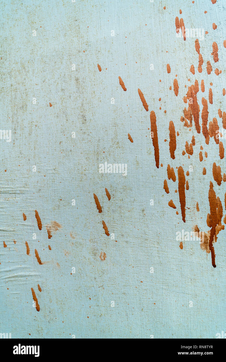 Red-ish tachés de peinture sur certaines en bois peint bleu. Métaphore d'éclaboussures. Banque D'Images