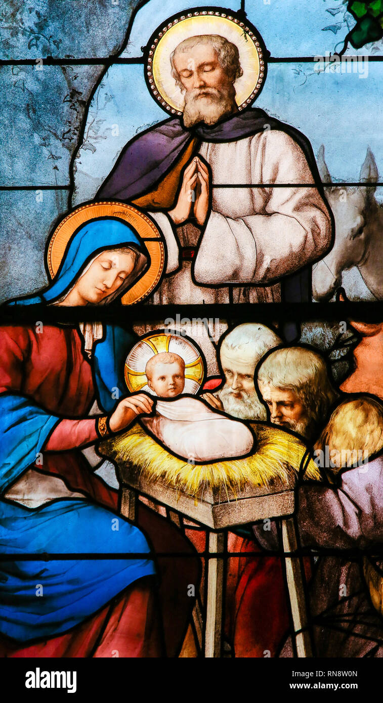 Vitraux dans l'église de Saint Severin, Quartier Latin, Paris, France, représentant une scène de la Nativité à Noël Banque D'Images