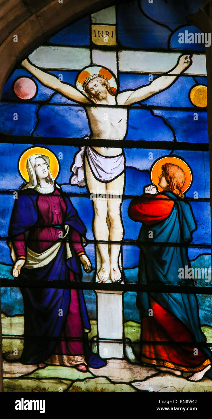 Vitraux dans l'église de Saint Severin, Quartier Latin, Paris, France, représentant Jésus Christ sur la croix, avec Mère Marie et Saint John Banque D'Images