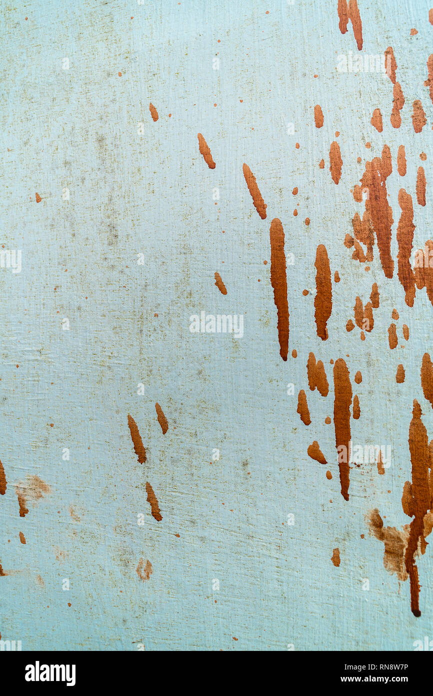 Red-ish tachés de peinture sur certaines en bois peint bleu. Métaphore d'éclaboussures. Banque D'Images