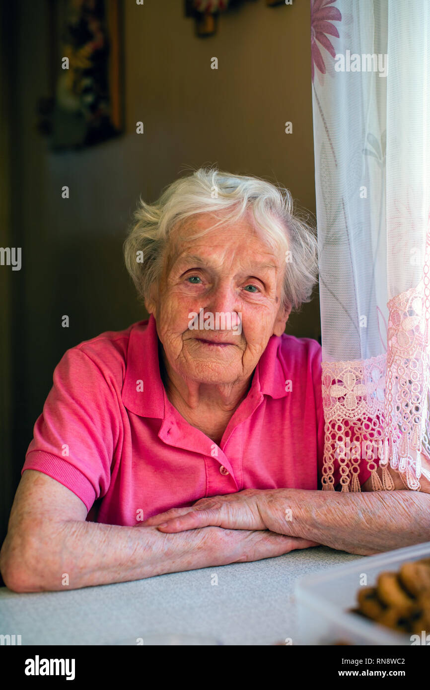 Portrait d'une femme âgée, à son domicile. Banque D'Images