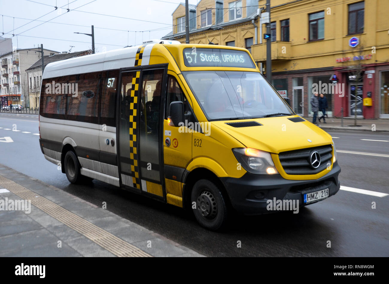 Taxi bus (Marshrutka) à Kaunas, Lituanie, Décembre 2018 Banque D'Images