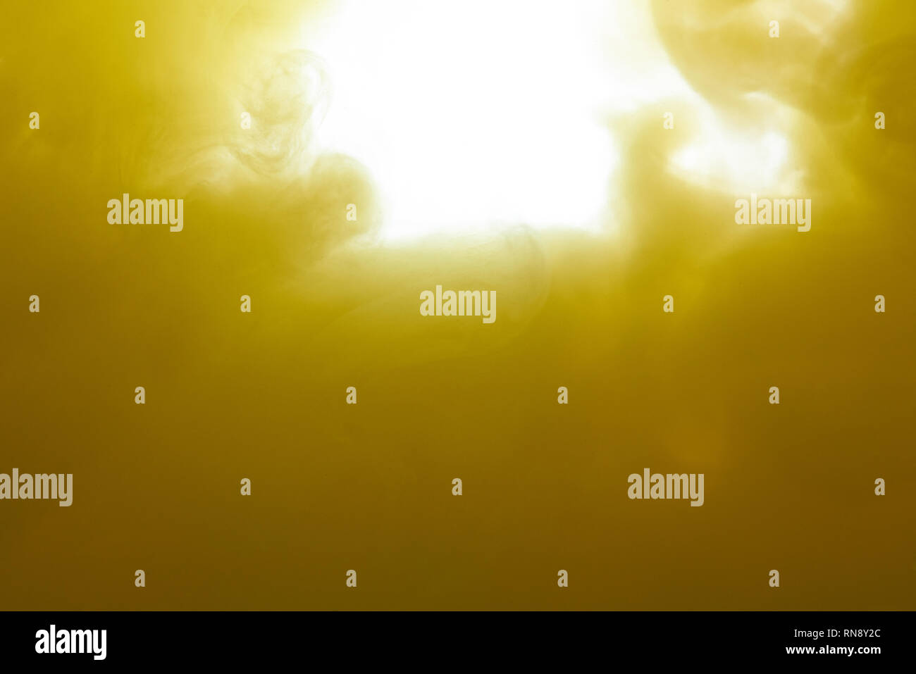 La peinture liquide jaune cloud. Résumé fond jaune Banque D'Images