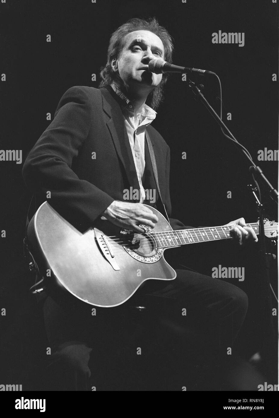 Chanteur, auteur-compositeur et leader des légendaires Kinks, Ray Davies, est montré sur scène lors d'un 'live' concert acoustique solo l'apparence. Banque D'Images