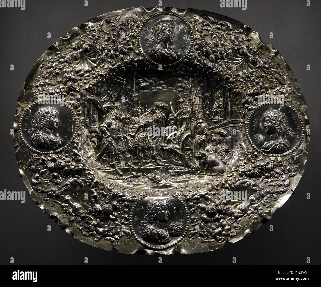 Plato de aparador con la representación de Alejandro Magno cortando el des gordiano nudo. Weinold Marx. Augsburgo, 1692-1700. Plata repujada. Museo Nacional de Varsovia. Polonia. Banque D'Images