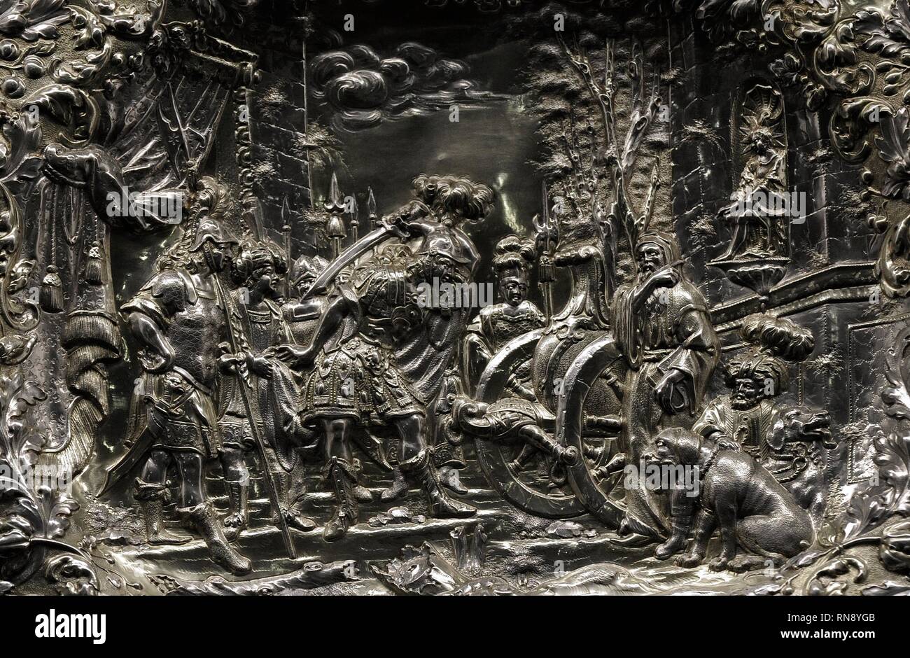 Plato de aparador con la representación de Alejandro Magno cortando el des gordiano nudo. Detalle. Weinold Marx. Augsburgo, 1692-1700. Plata repujada. Museo Nacional de Varsovia. Polonia. Banque D'Images