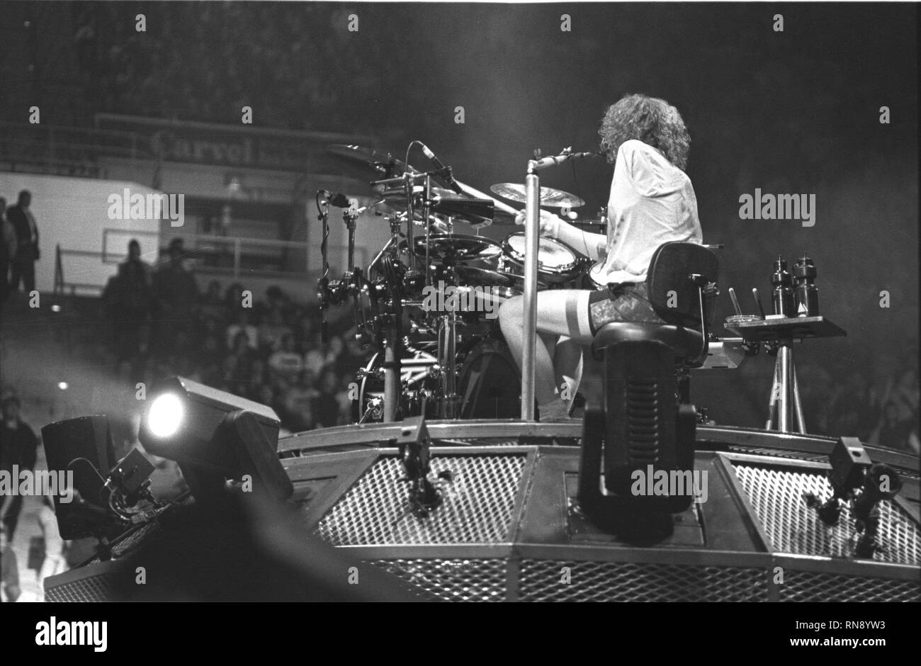 Def Leppard batteur Rick Allen est montré sur scène lors d'un concert l'apparence. Banque D'Images