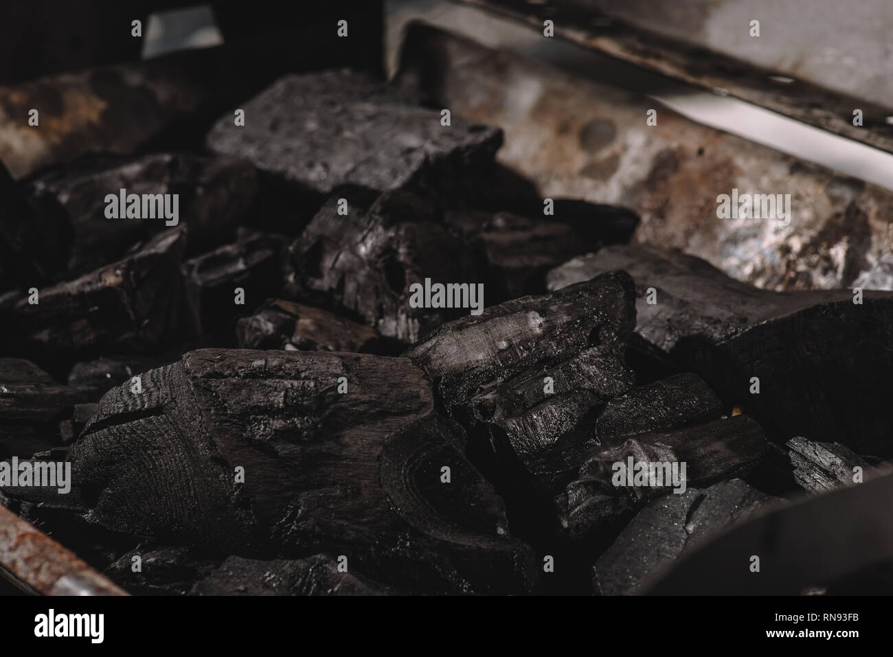 Focus sélectif des charbons en noir foncé barbecue Banque D'Images
