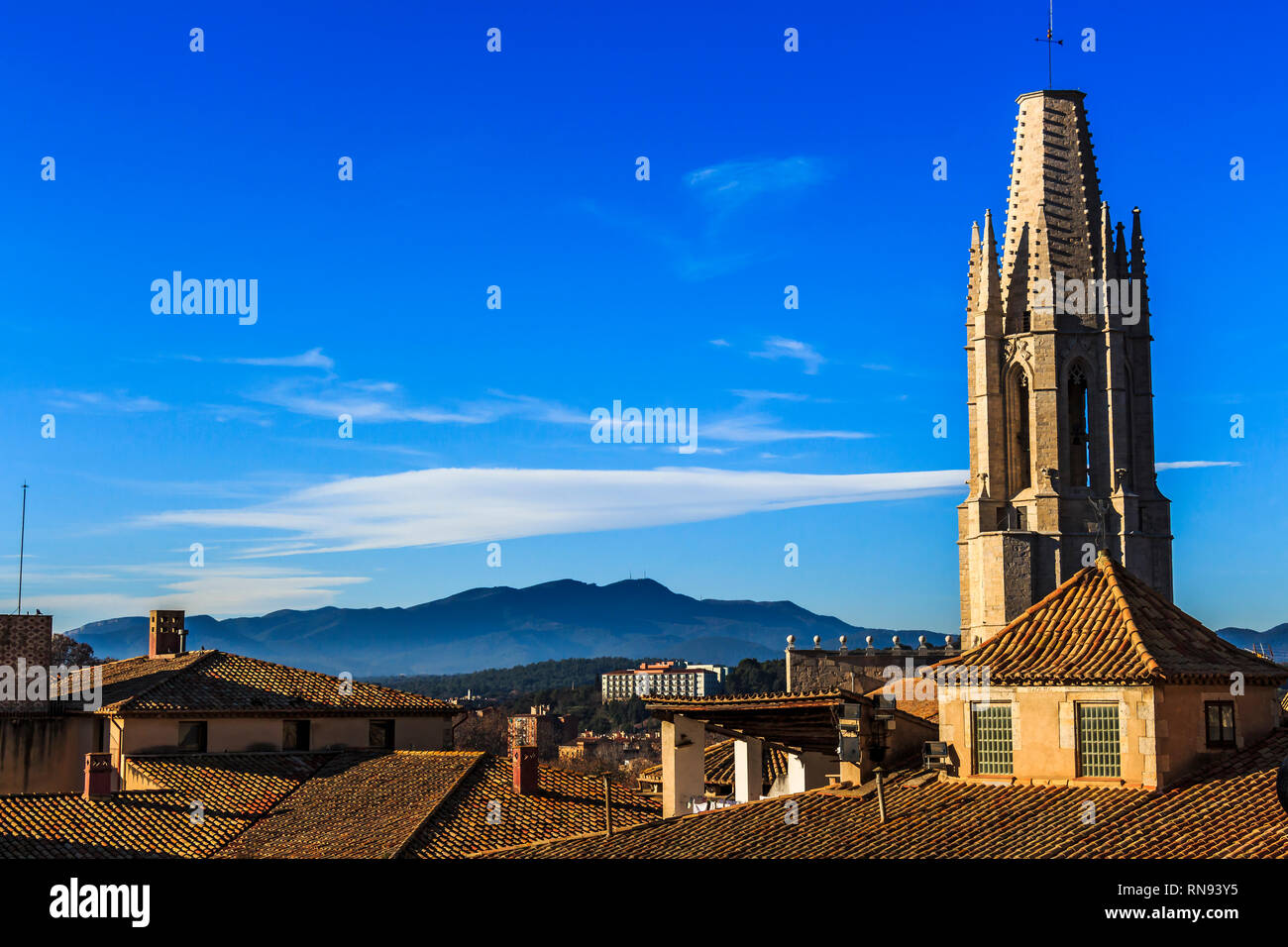 Avis de Gérone Cathedra de l'église collégiale de Saint Félix spire et les montagnes de Puig de la banya del Boc sur la distance Banque D'Images