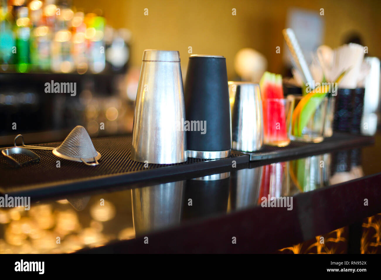 Comptoir de bar classique avec des bouteilles à l'arrière-plan flou Banque D'Images