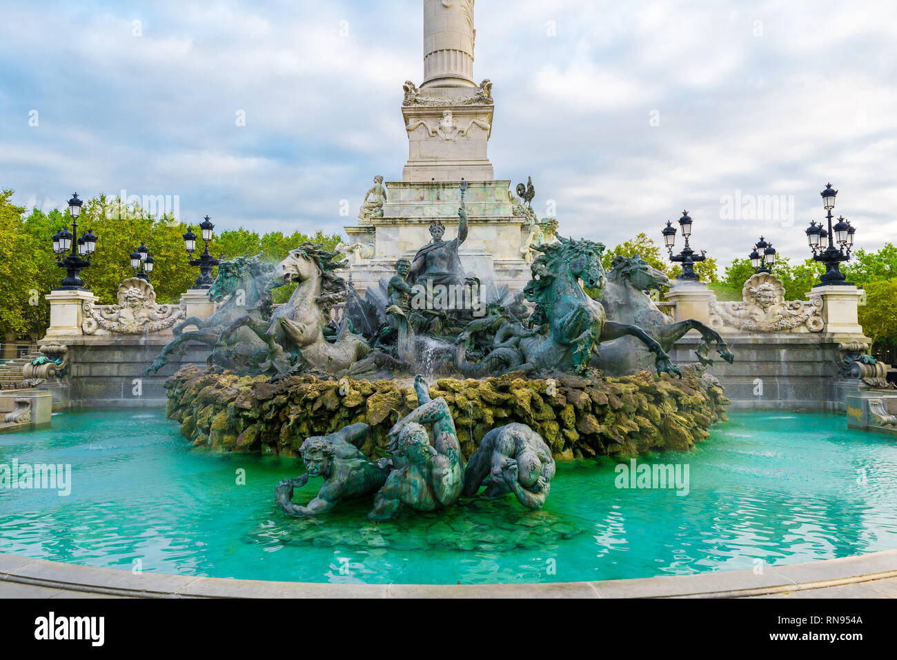 Monument des Girondins colonne avec fontaine sur la place des Quinconces, Bordeaux, France le matin Banque D'Images