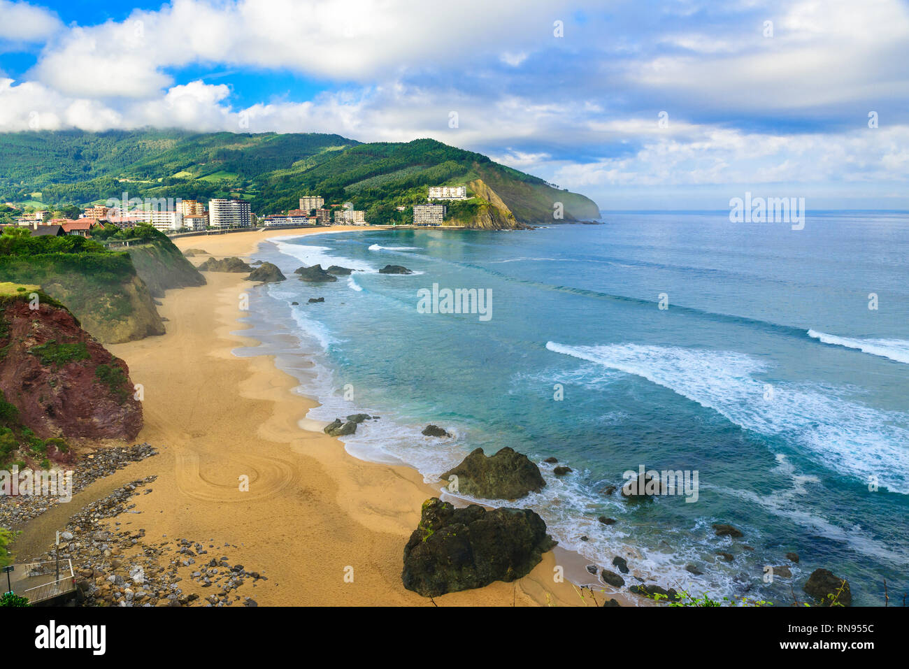 Belle plage de sable avec de bonnes vagues pour le surf en Bakio, Pays Basque, Espagne en journée ensoleillée Banque D'Images