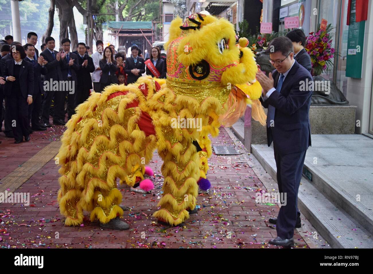 CANTON, CHINE - circa 2019 Février : Groupe d'artistes d'art martiaux donner une performance de danse du lion pour porter chance et fortune à la nouvelle banque. Banque D'Images