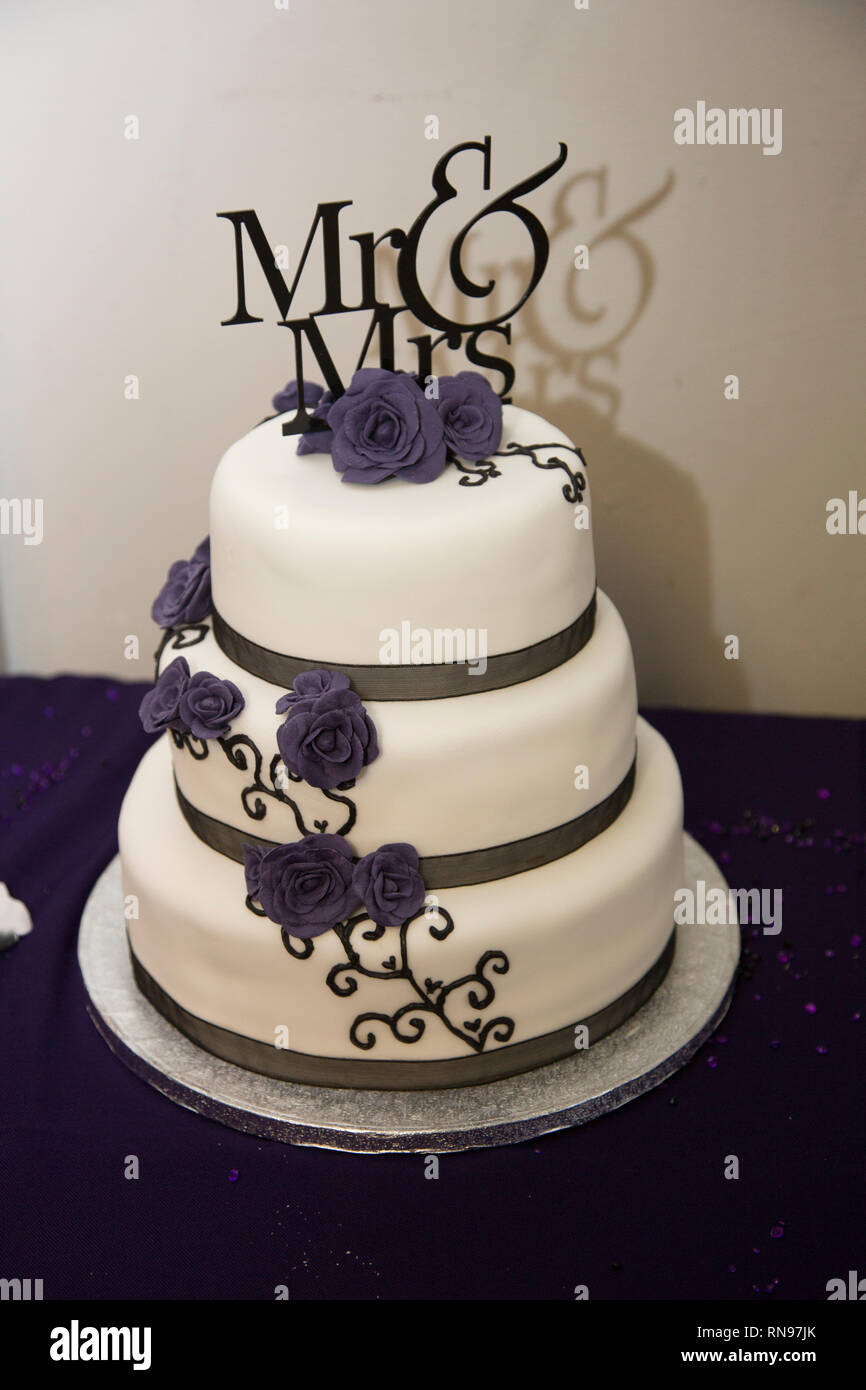 Portrait De Monsieur Et Madame Gateau De Mariage Sur Mariage A Gateau Glacage Blanc Ruban Violet Et Le Sucre Fleurs Violettes Le Decorer Photo Stock Alamy Portrait De Monsieur Et Madame Gateau De Mariage Sur Mariage A Gateau Glacage Blanc Ruban Violet Et Le Sucre Fleurs Violettes Le Decorer Photo Stock Alamy