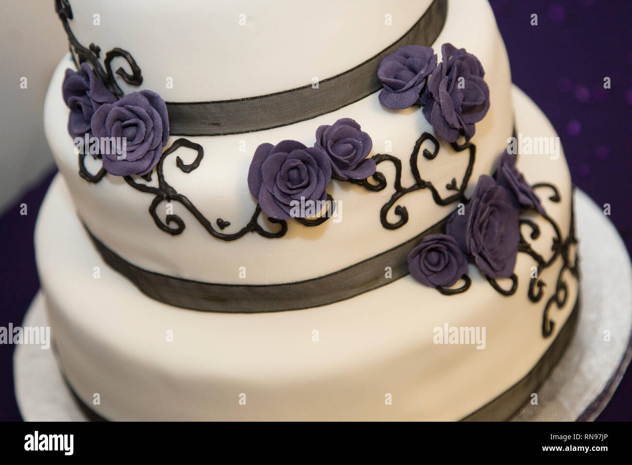 Portrait De Monsieur Et Madame Gateau De Mariage Sur Mariage A Gateau Glacage Blanc Ruban Violet Et Le Sucre Fleurs Violettes Le Decorer Photo Stock Alamy Portrait De Monsieur Et Madame Gateau De Mariage Sur Mariage A Gateau Glacage Blanc Ruban Violet Et Le Sucre Fleurs Violettes Le Decorer Photo Stock Alamy