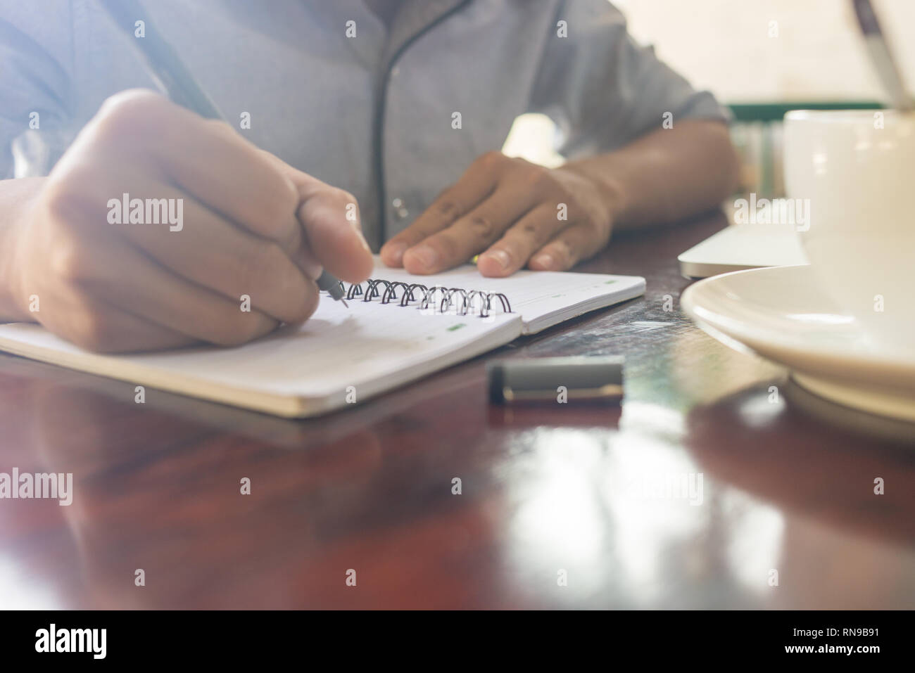 La main de l'homme note sur un ordinateur portable Banque D'Images