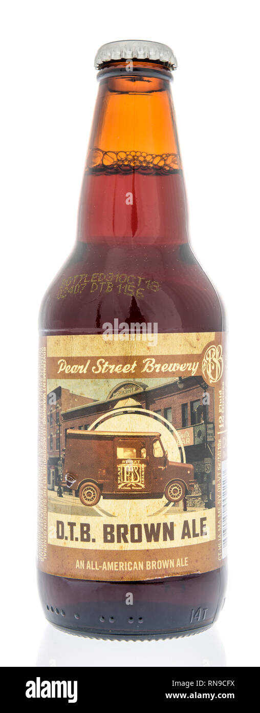 Winneconne, WI - 15 Février 2019 : une bouteille de Pearl Street Brewery brown ale bière sur un fond isolé Banque D'Images
