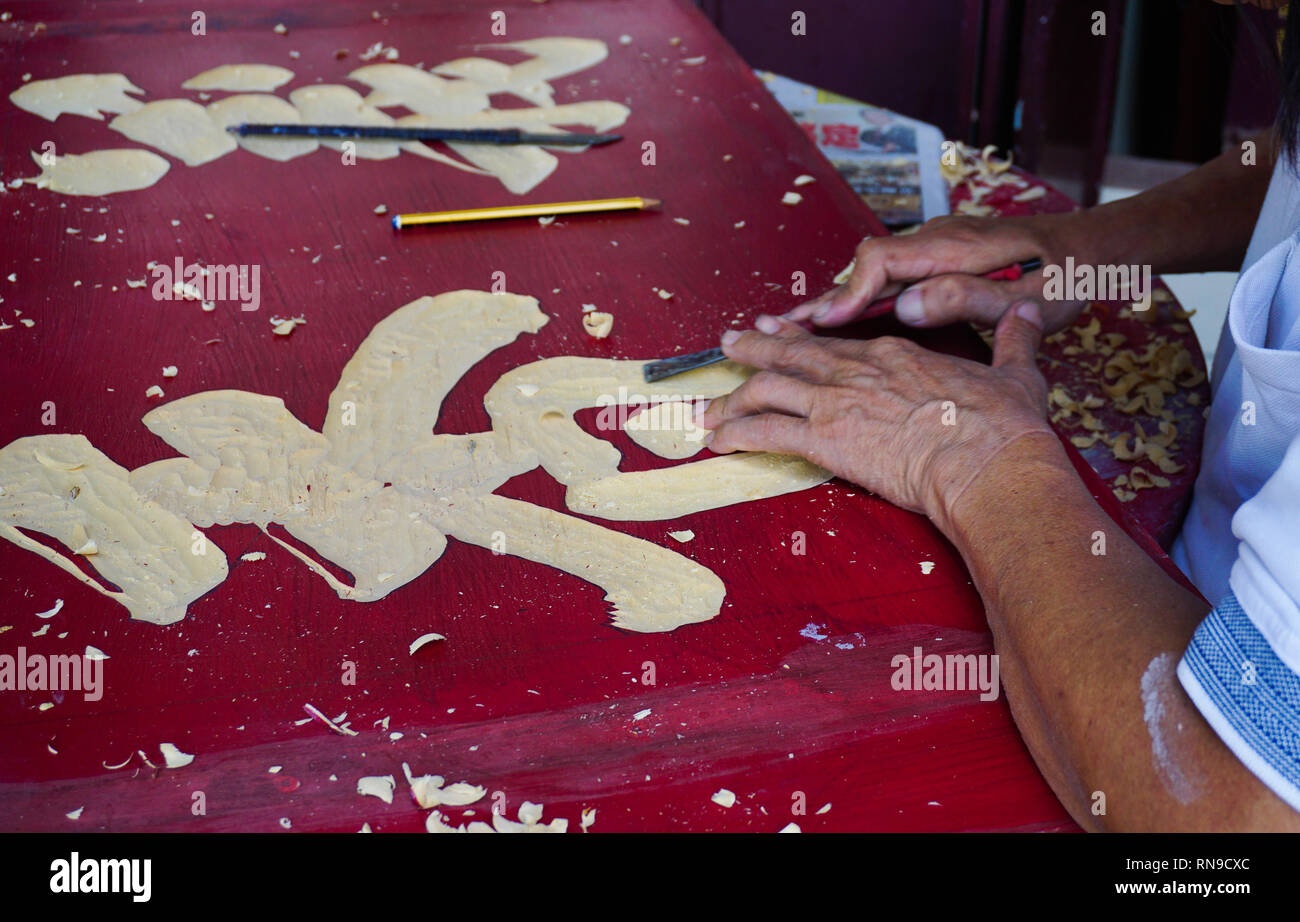 George Town, Malaisie - Mar 10, 2016. Une sculpture sur bois artisan chinois à l'usine à George Town, Penang, Malaisie. Banque D'Images